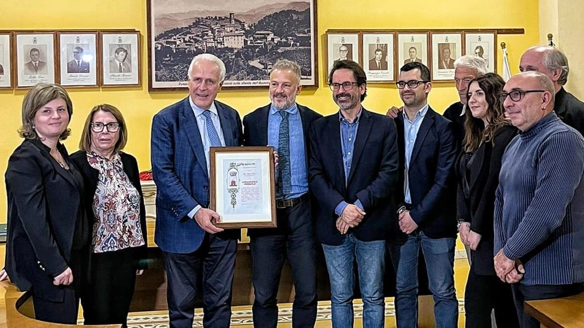 La consegna della cittadinanza onoraria del comune di Minucciano al presidente della Regione, Eugenio Giani