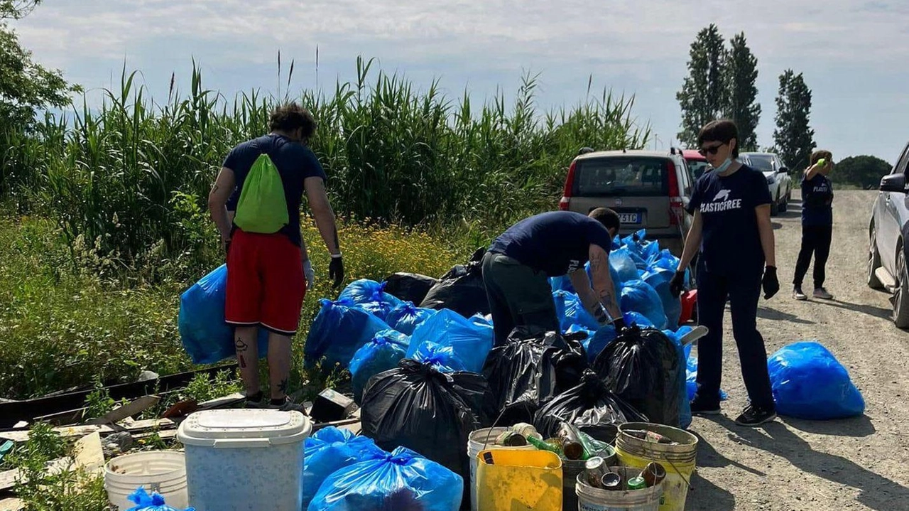 Volontari all’opera in una delle giornate dedicate alla raccolta dei rifiuti, soprattutto plastiche, abbandonati sul territorio comunale Volontari all’opera in una delle giornate dedicate alla raccolta dei rifiuti, soprattutto plastiche, abbandonati sul territorio comunale