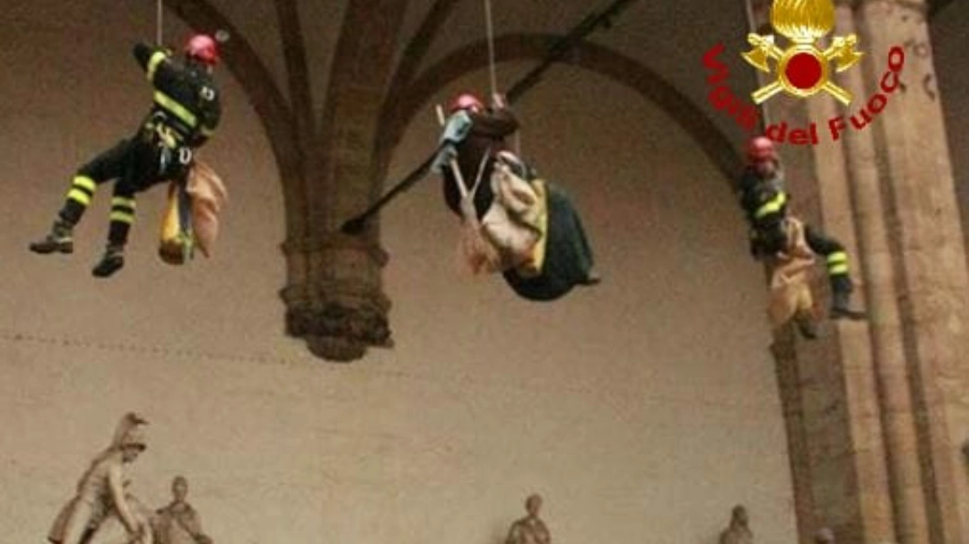 Firenze, la Befana dei Vigili del fuoco torna a volare su Piazza della Signoria Firenze, la Befana dei Vigili del fuoco torna a volare su Piazza della Signoria