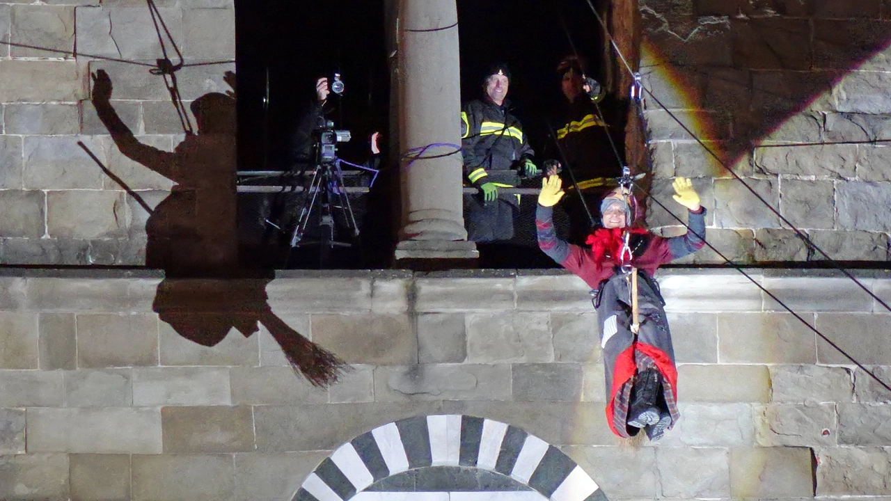 Pistoia, la Befana scende dal campanile