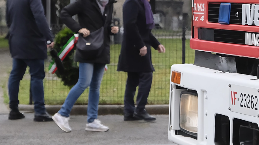 Il sindaco Martelloni e il vice Tognini nell’area verde dell’esplosione (foto Pasquali) Il sindaco Martelloni e il vice Tognini nell’area verde dell’esplosione (foto Pasquali)