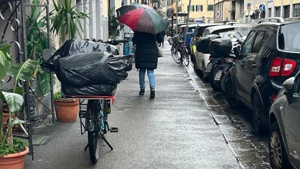 Sacchi pieni di lenzuola e asciugamani destinati agli appartamenti turistici, gestiti dalle ditte di pulizia Sacchi pieni di lenzuola e asciugamani destinati agli appartamenti turistici, gestiti dalle ditte di pulizia