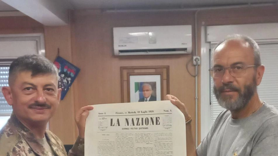 Il collega Luca Mantiglioni, che ha trascorso dei giorni in Kosovo con i nostri militari, consegna la prima pagina de ’La Nazione’ del 1859 al colonnello Francesco Errico Nelle altre foto alcuni momenti dai Balcani e il ritorno della Bandiera di Guerra