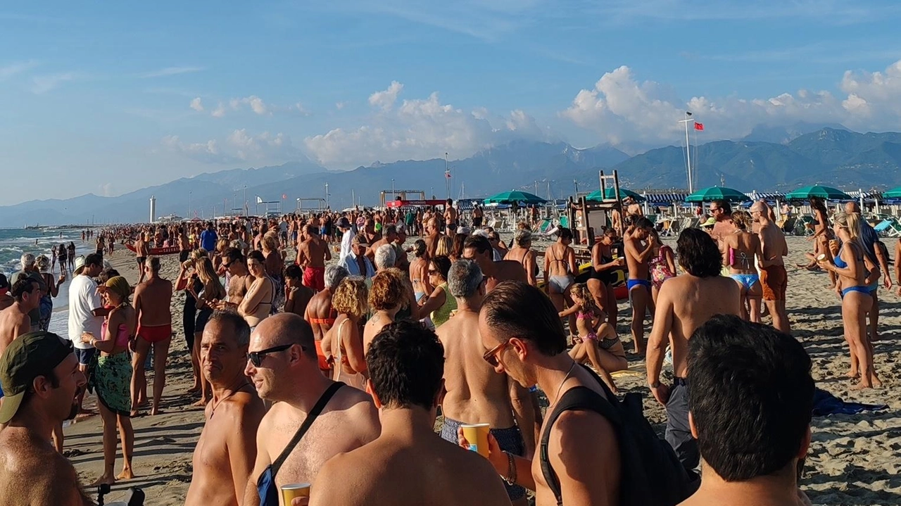 Il brindisi organizzato alla Marina di Levante. da Consorzio stabilimenti e Confesercenti per salutare la fine dell’estate Il brindisi organizzato alla Marina di Levante. da Consorzio stabilimenti e Confesercenti per salutare la fine dell’estate
