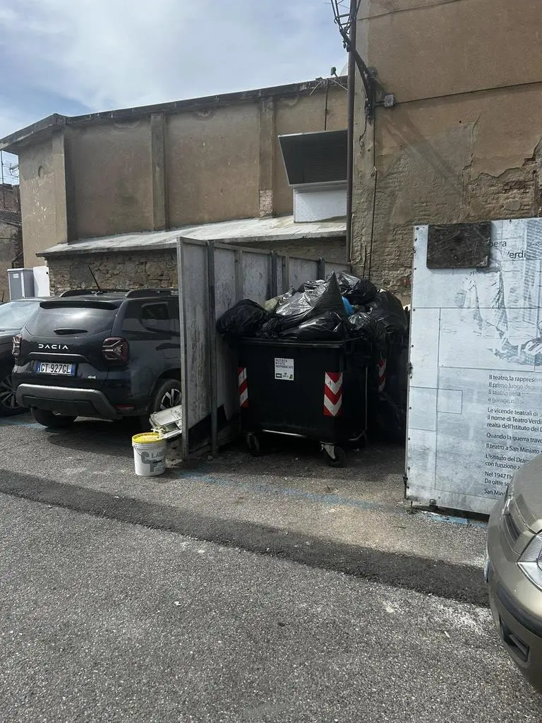 La città e i suoi guai: "L’isola ecologica?. Senza porta da un mese"