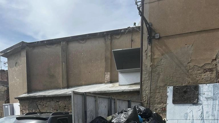 Pioggia di critiche anche sui social: "Il bagno pubblico è chiuso e fuori uso"