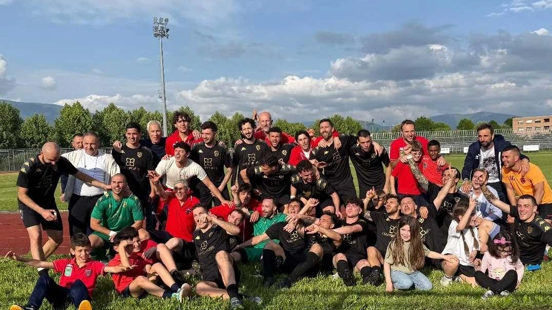 Prima squadra con dirigenti e tifosi dopo la vittoria ad Agliana Prima squadra con dirigenti e tifosi dopo la vittoria ad Agliana