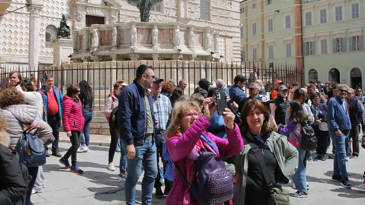 Tanti turisti in Umbria e a Perugia per il ponte di Ognissanti Merito del clima favorevole e dell’appeal delle nostre città Tanti turisti in Umbria e a Perugia per il ponte di Ognissanti Merito del clima favorevole e dell’appeal delle nostre città