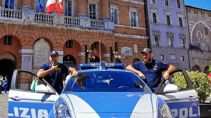 Un giovane minaccia il padre con un coltello a Foligno, scatenando una violenta lite in famiglia. La polizia interviene e denuncia il ragazzo per minacce gravi e aggravate. Si indaga sulle cause dell'aggressione. Un giovane minaccia il padre con un coltello a Foligno, scatenando una violenta lite in famiglia. La polizia interviene e denuncia il ragazzo per minacce gravi e aggravate. Si indaga sulle cause dell'aggressione.