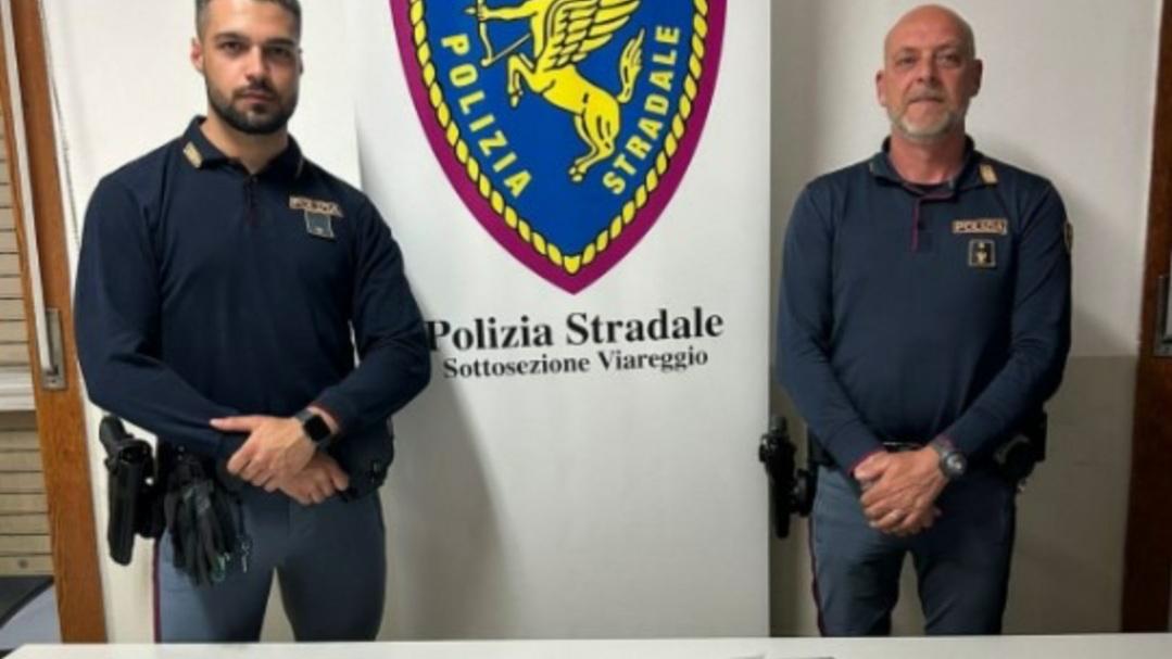 https://www.lanazione.it/image-service/view/acePublic/alias/contentid/ZTVmN2U1NzMtM2VjZC00/0/la-droga-sequestrata.jpeg?f=16:9&w=1200&h=630