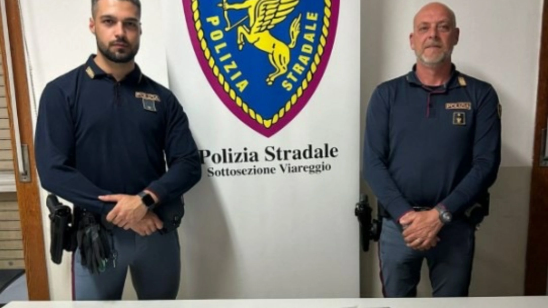 L'operazione della polizia stradale di Viareggio ha permesso di scoprire la droga all'interno della vettura L'operazione della polizia stradale di Viareggio ha permesso di scoprire la droga all'interno della vettura