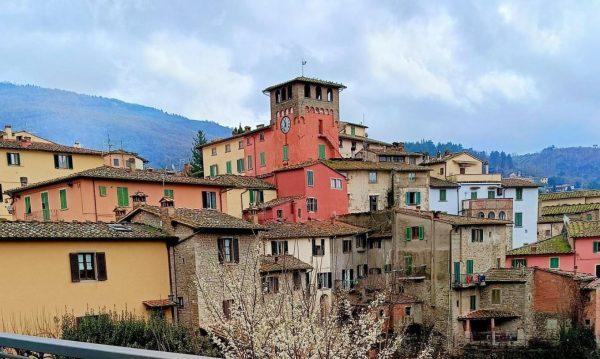 https://www.lanazione.it/image-service/view/acePublic/alias/contentid/ZTVmZDBlMjktZGJjYS00/0/lo-splendido-borgo-di-loro-ciuffenna.jpeg?f=1.90:1&w=1200