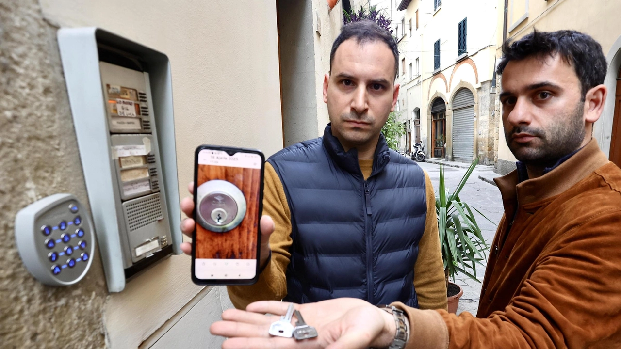 Presi di mira una ventina di portoni tra via Toscanella e via dei Vellutini. Gli host: "C’è un clima d’odio. Disagi per i turisti oltre al danno economico".
