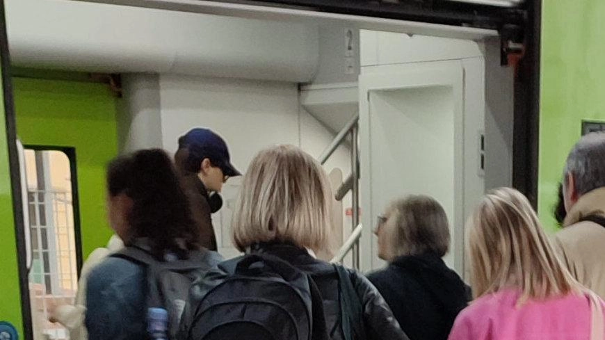 Ritardi e guasti sulla tratta Lucca-Firenze indignano pendolari: autobus sostitutivi inefficaci e mancanza di rimborsi da parte di Trenitalia. Ritardi e guasti sulla tratta Lucca-Firenze indignano pendolari: autobus sostitutivi inefficaci e mancanza di rimborsi da parte di Trenitalia.