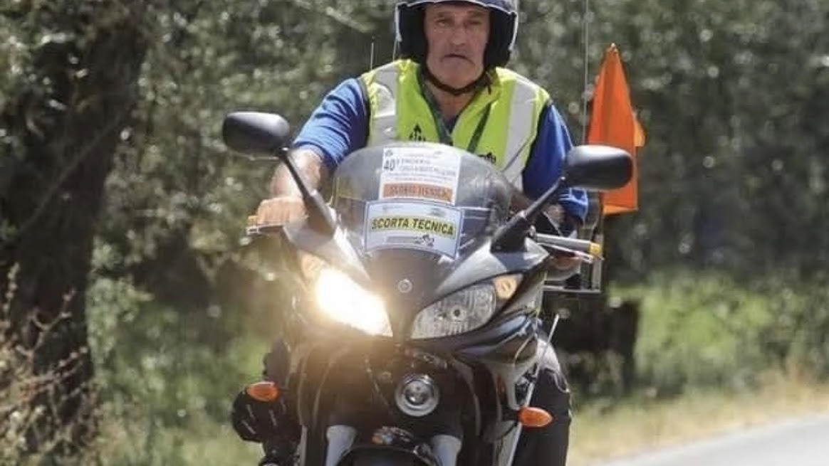 Piero Pratesi, 66 anni, mentre si trova in sella alla moto impegnato come scorta tecnica nelle gare di ciclismo. Era un socio del Gruppo motociclisti pistoiesi Piero Pratesi, 66 anni, mentre si trova in sella alla moto impegnato come scorta tecnica nelle gare di ciclismo. Era un socio del Gruppo motociclisti pistoiesi