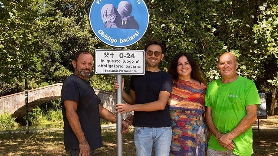 L’iniziativa è lanciata da un gruppo di amici: ci si bacia sotto il cartello che sarà posizionato in vari punti. Si parte dal ponte del Principe L’iniziativa è lanciata da un gruppo di amici: ci si bacia sotto il cartello che sarà posizionato in vari punti. Si parte dal ponte del Principe