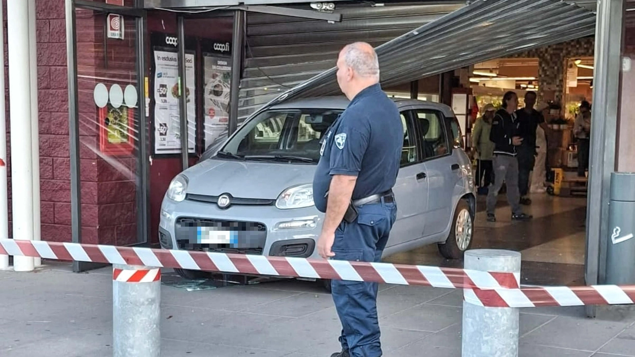 L'auto usata per sfondare la vetrina (Foto Tommaso Gasperini/Germogli)