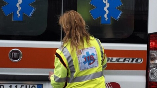Ambulanza (immagine di repertorio, foto Ansa)