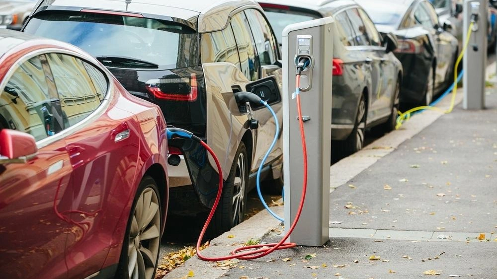 Per la prima volta anche Seravezza si doterà di colonnine di ricarica dei mezzi elettrici per fornire un servizio aggiuntivo Per la prima volta anche Seravezza si doterà di colonnine di ricarica dei mezzi elettrici per fornire un servizio aggiuntivo
