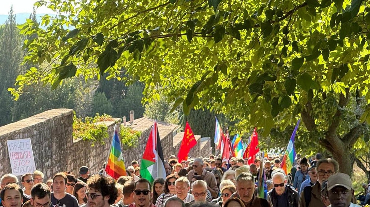 L’ascesa della Marcia della Pace verso la piazza della Basilica di Assisi «Mobilitazione straordinaria per far sentire a tutti la nostra voce» L’ascesa della Marcia della Pace verso la piazza della Basilica di Assisi «Mobilitazione straordinaria per far sentire a tutti la nostra voce»