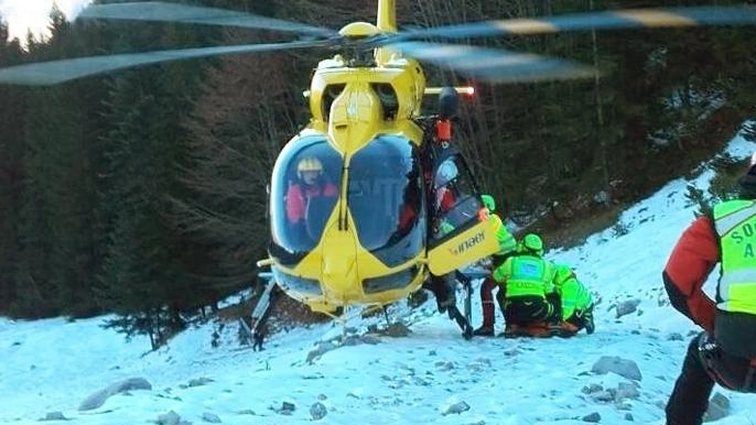 Un intervento di soccorso sulle piste da sci. Domenica al Cerreto è sceso l’elisoccorso del 118 di Parma (foto di archivio)