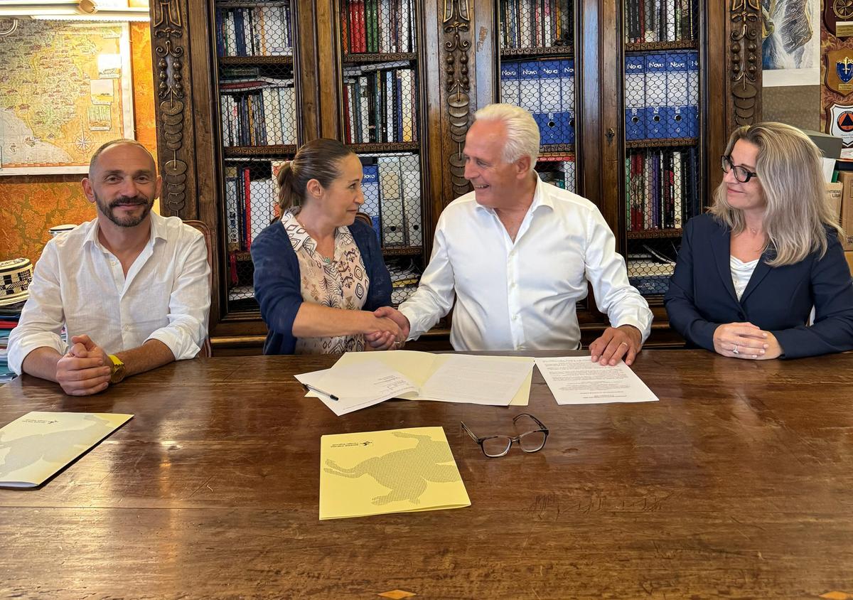 Verso il voto in Toscana, firmato il patto Pd 5 Stelle a sostegno di Giani