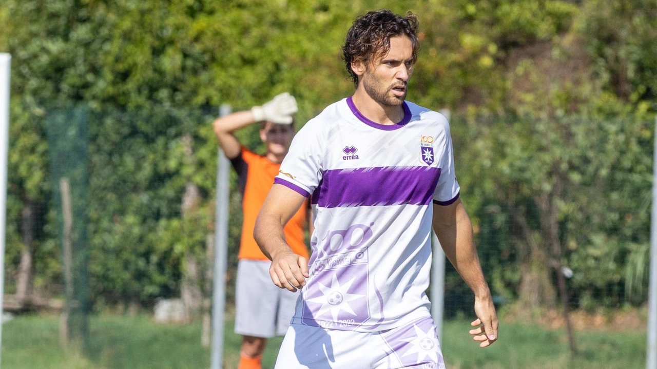 Il centrocampista Giacomo Salerno è alla sua seconda stagione con la maglia della Larcianese dopo i trascorsi con Gambassi Terme, Lampo e Certaldo Il centrocampista Giacomo Salerno è alla sua seconda stagione con la maglia della Larcianese dopo i trascorsi con Gambassi Terme, Lampo e Certaldo