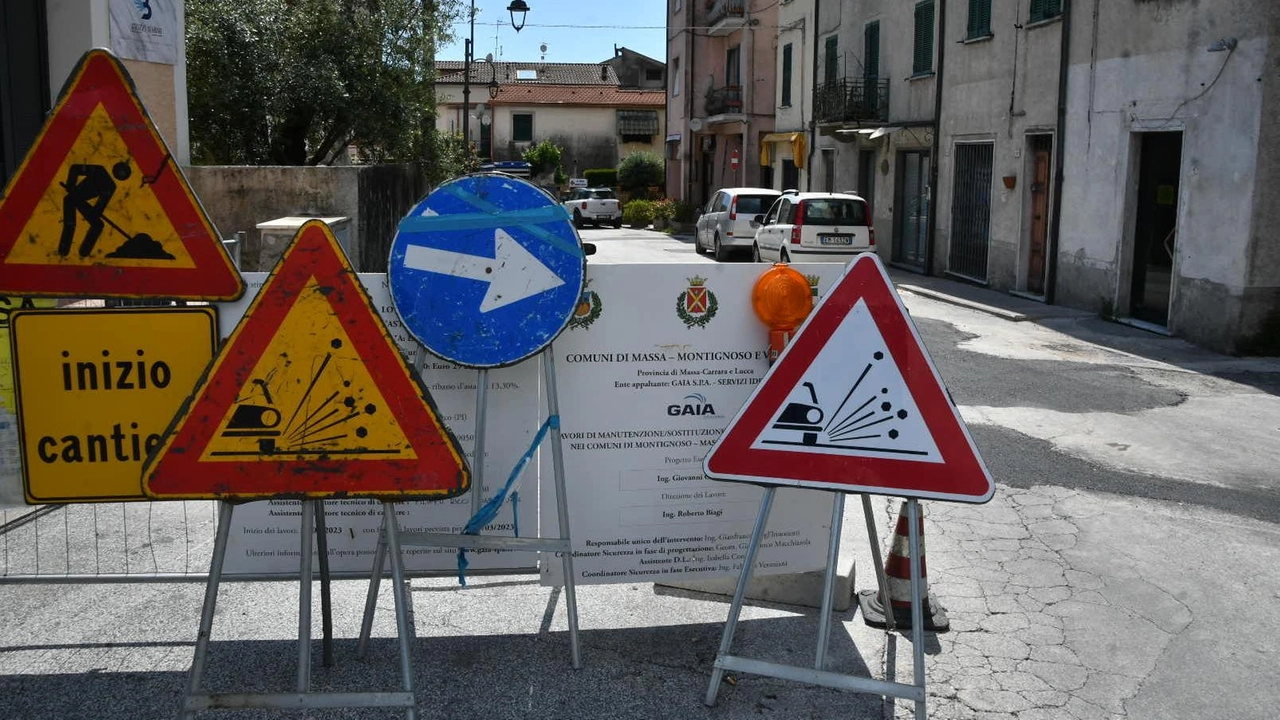 Il cartello di viabilità modificata in piazza Bertagnini a Montignoso che dirotta il traffico (Foto Paola Nizza) Il cartello di viabilità modificata in piazza Bertagnini a Montignoso che dirotta il traffico (Foto Paola Nizza)