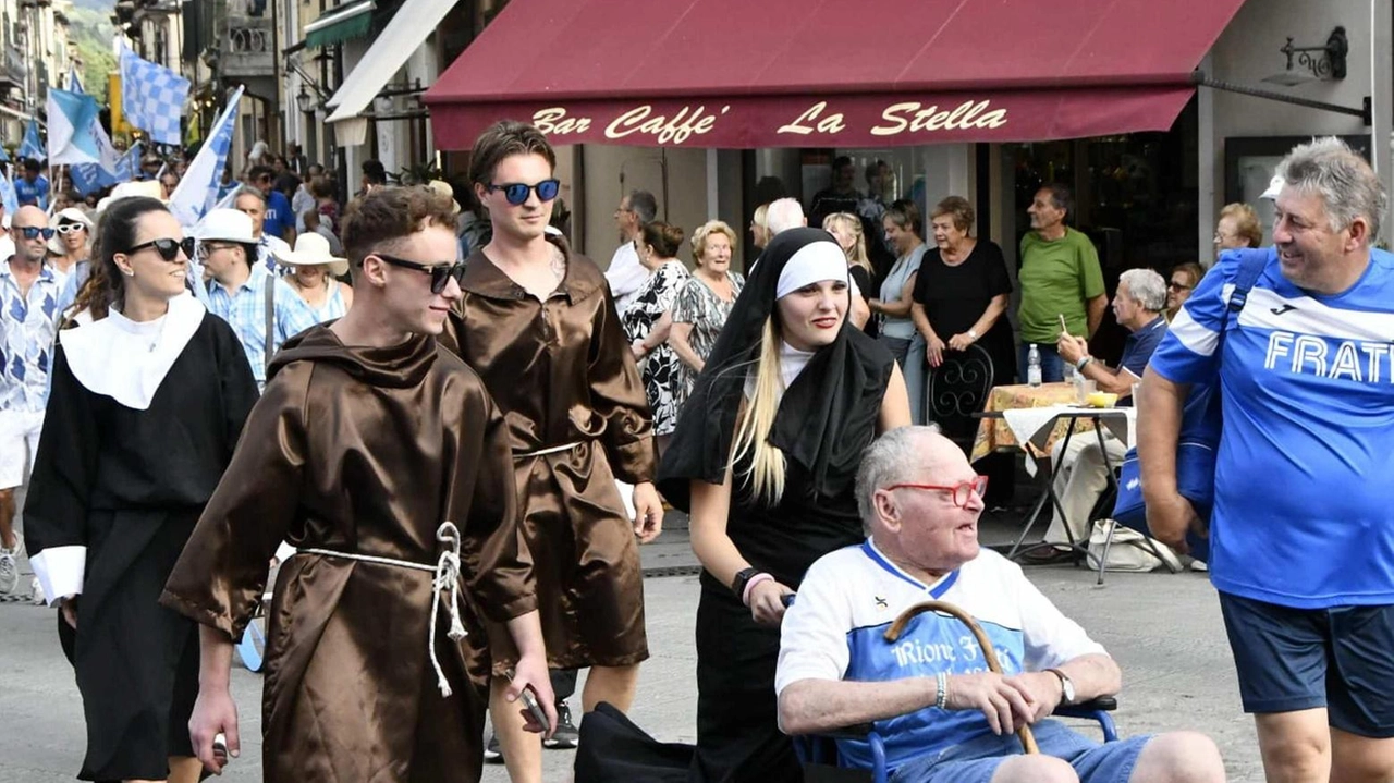 I colori delle contrade, i rumori della strada: è iniziata la kermesse più amata. Da mercoledì le gare I colori delle contrade, i rumori della strada: è iniziata la kermesse più amata. Da mercoledì le gare
