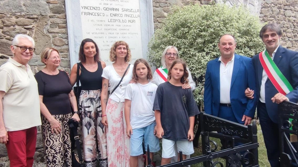 I sindaci Jacopo Ferri e Annalisa Folloni con il presidente della Misericordia Roberto Bertolini, Paolo Bissoli pdell’Isra insieme ad alcuni discendenti delle vittime davanti al sacrario I sindaci Jacopo Ferri e Annalisa Folloni con il presidente della Misericordia Roberto Bertolini, Paolo Bissoli pdell’Isra insieme ad alcuni discendenti delle vittime davanti al sacrario