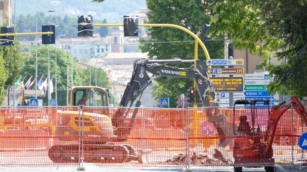 Tra il 21 e il 24 maggio verrà messa la nuova segnaletica nei punti nevralgici: viale Don Minzoni e viale Amendola. Ma è da martedì 27 che si entrerà nel vivo: la tangenziale sarà percorribile con una sola corsia per senso di marcia. Tra il 21 e il 24 maggio verrà messa la nuova segnaletica nei punti nevralgici: viale Don Minzoni e viale Amendola. Ma è da martedì 27 che si entrerà nel vivo: la tangenziale sarà percorribile con una sola corsia per senso di marcia.