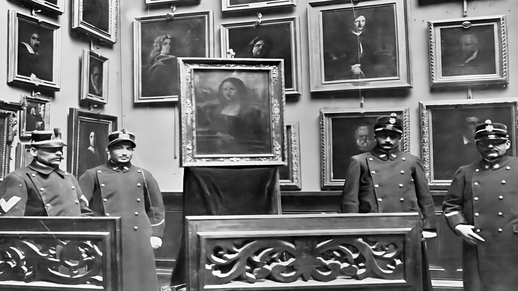 La Gioconda esposta agli Uffizi dopo il suo ritrovamento in un hotel di via Panzani a Firenze il 12 dicembre 1913