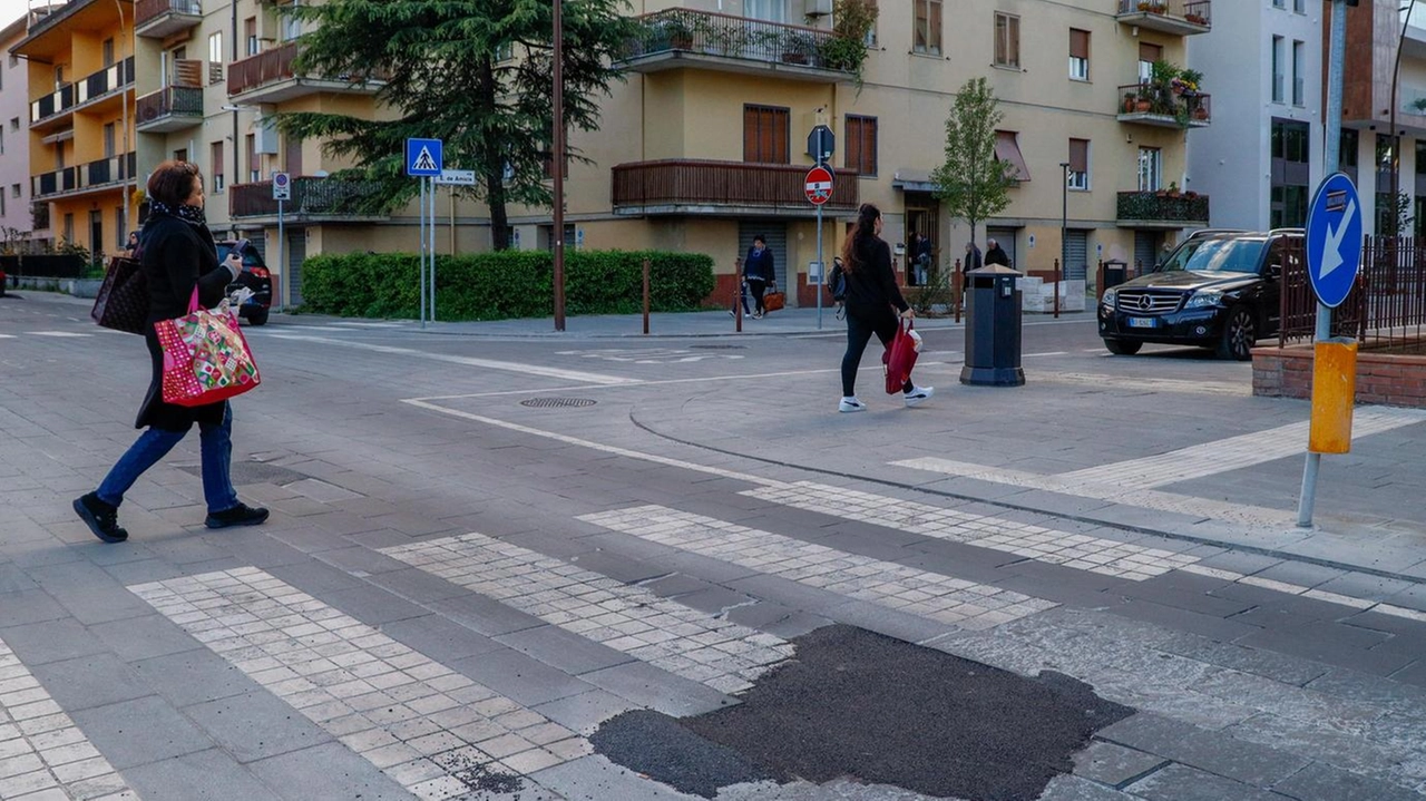 La nuova pavimentazione di via Aleardi, piazza della Repubblica non è stata ancora inaugurata che è già da restaurare: l’opposizione insorge