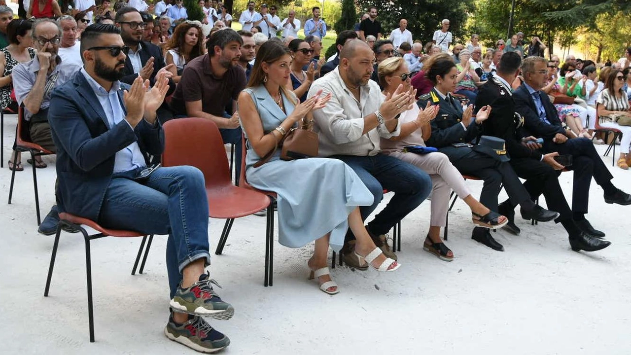 Terminati i lavori di riqualificazione dell’area storica con oltre un milione di euro del Bando delle periferie. Entro l’autunno saranno inseriti giochi per i bambini. Persiani: "Abbiamo tenuto fede a com’era in passato". Terminati i lavori di riqualificazione dell’area storica con oltre un milione di euro del Bando delle periferie. Entro l’autunno saranno inseriti giochi per i bambini. Persiani: "Abbiamo tenuto fede a com’era in passato".