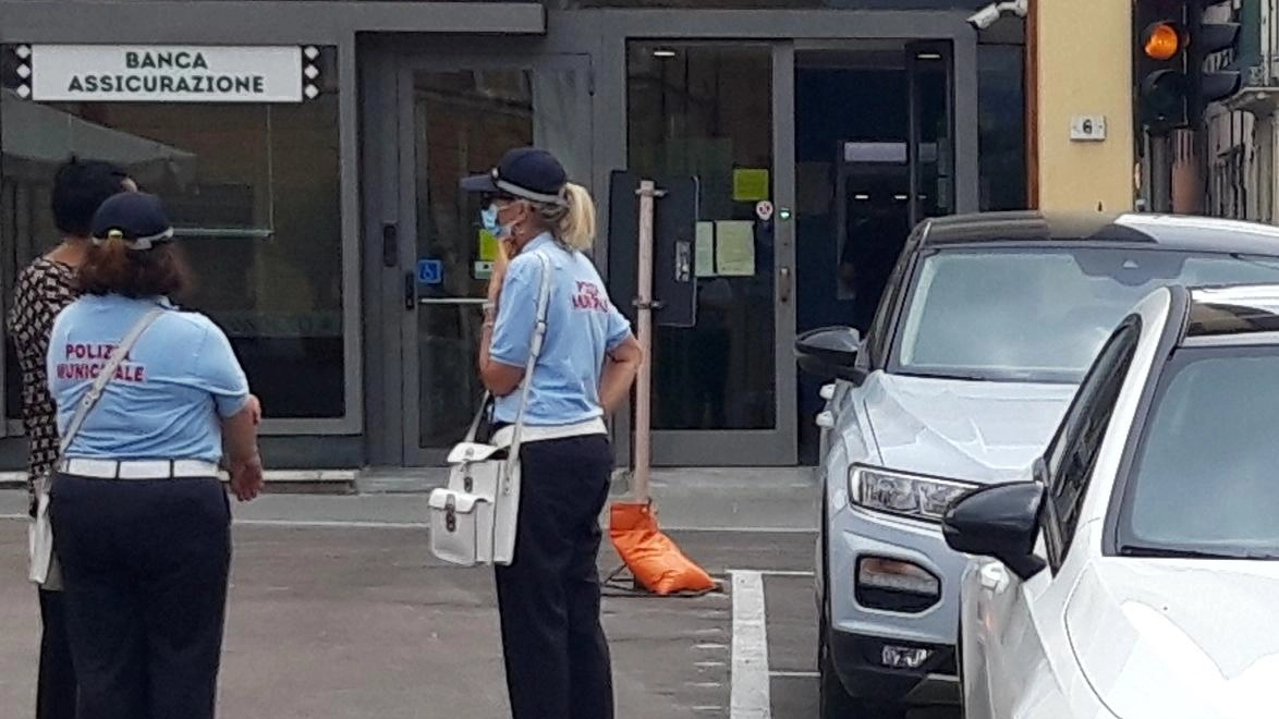 Agenti della polizia municipale durante attività di controllo sulla soste in piazza Carducci