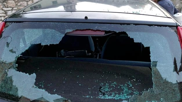 'Strage' di auto danneggiate nella notte a Viareggio 'Strage' di auto danneggiate nella notte a Viareggio