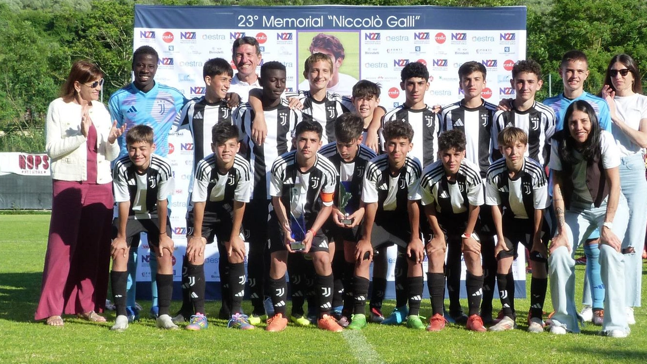 La Juventus vince il Memorial Niccolò Galli superando la Roma. Premiati Diego Di Giacomo, Alex Govoni e Mattia Isac Guerra. La Juventus vince il Memorial Niccolò Galli superando la Roma. Premiati Diego Di Giacomo, Alex Govoni e Mattia Isac Guerra.