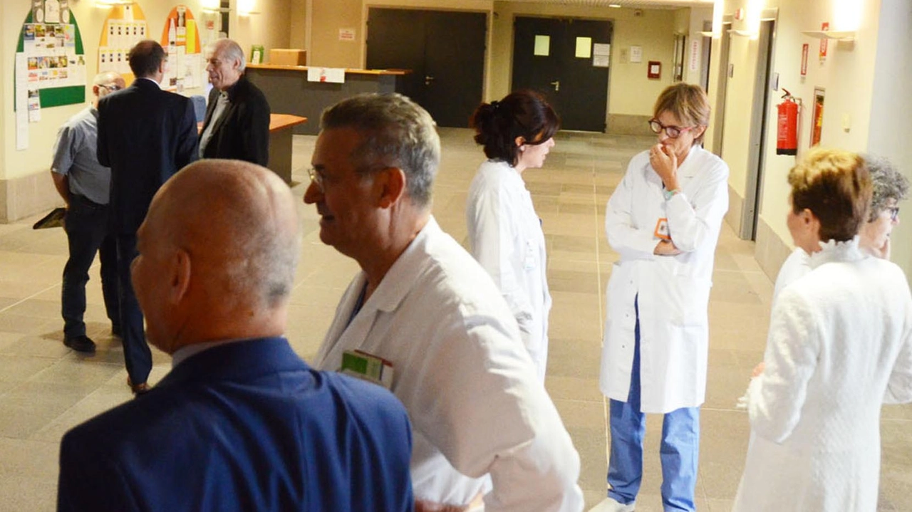 "Tra un mese la popolazione della Versilia triplicherà, ma non sarà triplicato il personale dell’ospedale". Lo sostengono i responsabili locali... "Tra un mese la popolazione della Versilia triplicherà, ma non sarà triplicato il personale dell’ospedale". Lo sostengono i responsabili locali...