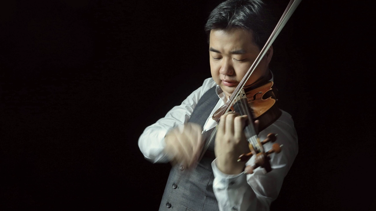 Ning Feng al. violino, si esibisce nei teatri di tutto il Mondo Ning Feng al. violino, si esibisce nei teatri di tutto il Mondo