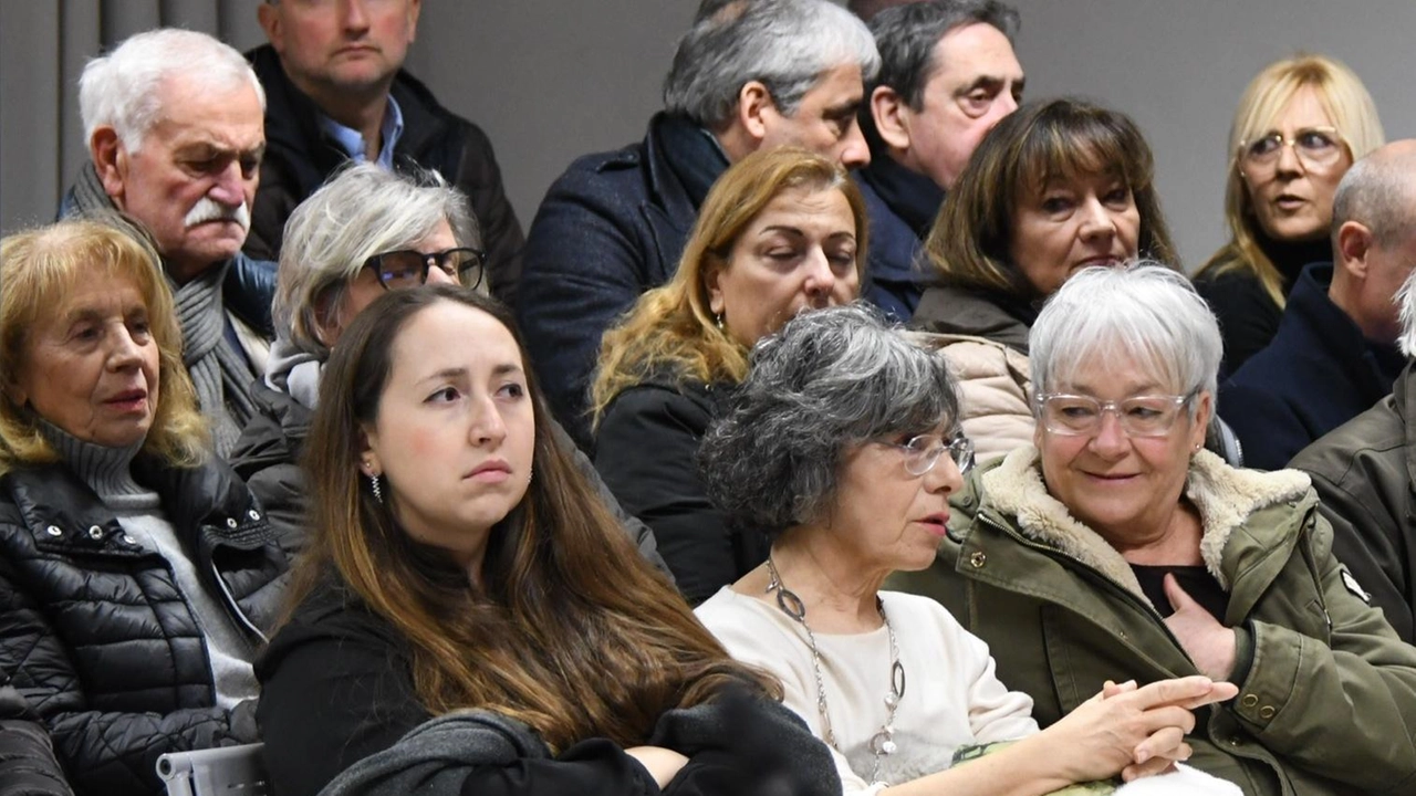 I cittadini durante il consiglio comunale ad hoc sulla sanità tenutosi a Carrara la scorsa settimana. Un fiume di polemiche a proteste di comitati e partiti I cittadini durante il consiglio comunale ad hoc sulla sanità tenutosi a Carrara la scorsa settimana. Un fiume di polemiche a proteste di comitati e partiti
