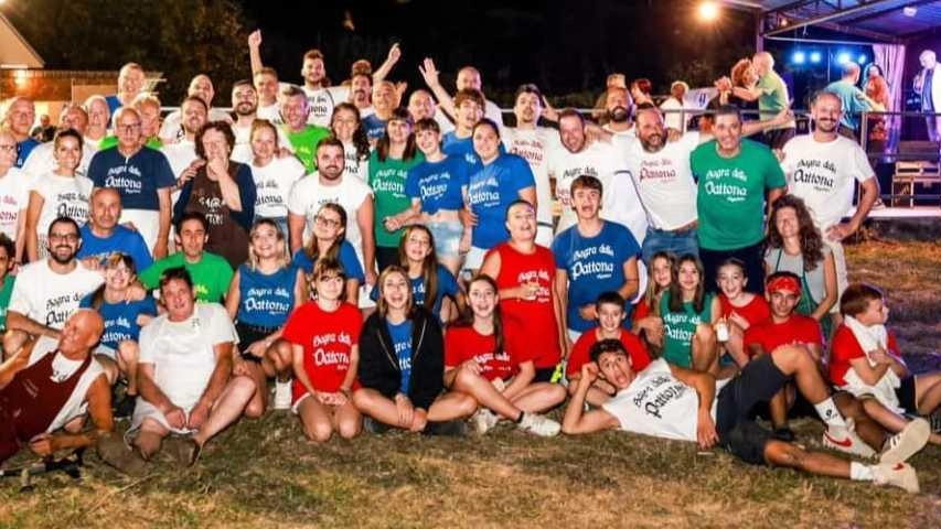 Lo staff della 46ª Sagra della Pattona di Agnino che per tre giorni ancora animerà il borgo. Sotto Marcelli, ‘maestro’ della pattona, insegna a un piccolo allievo Lo staff della 46ª Sagra della Pattona di Agnino che per tre giorni ancora animerà il borgo. Sotto Marcelli, ‘maestro’ della pattona, insegna a un piccolo allievo