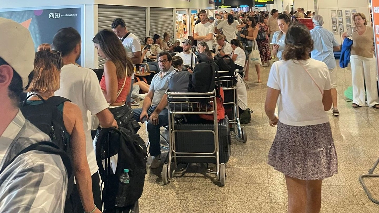 La fila presente ieri in aeroporto a Madeira per arrivare al box informazioni. La fila presente ieri in aeroporto a Madeira per arrivare al box informazioni.