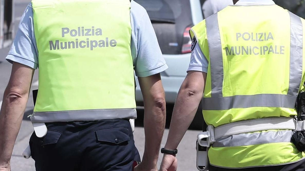 Una guida turistica è stata derubata in pieno centro storico a Siena, perdendo portafoglio e documenti. Chiede aiuto alle autorità per risalire all'autore del furto. Una guida turistica è stata derubata in pieno centro storico a Siena, perdendo portafoglio e documenti. Chiede aiuto alle autorità per risalire all'autore del furto.