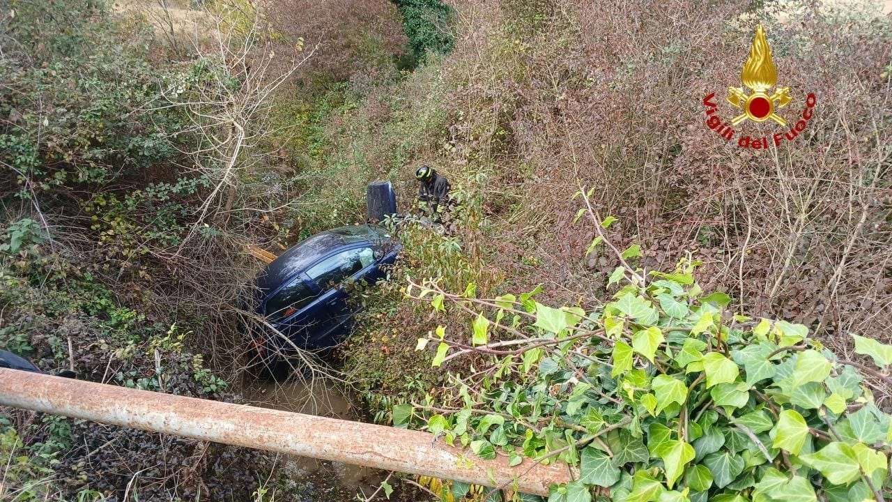 L'auto finita nel canale (foto dei Vigili del Fuoco)
