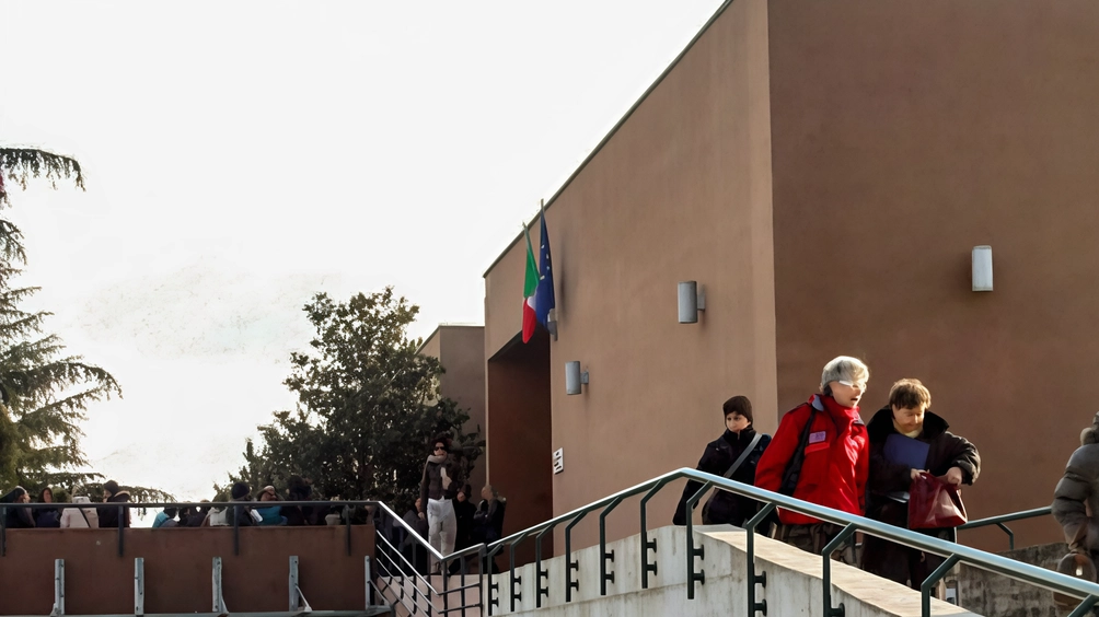 L’assessore Saltarello in ispezione. Gli scolari saranno trasferiti. a seguito dell’inizio dei lavori. per la nuova Gabbrielli. . L’assessore Saltarello in ispezione. Gli scolari saranno trasferiti. a seguito dell’inizio dei lavori. per la nuova Gabbrielli. .