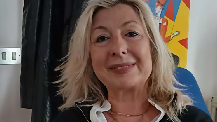 Paola Serni, presidente dell’associazione «Gli amici di Ettore» a destra il padre Alfredo davanti alla statua eretta in Darsena e dedicata proprio al gatto Ettore che frequentava i pescatori viareggini Paola Serni, presidente dell’associazione «Gli amici di Ettore» a destra il padre Alfredo davanti alla statua eretta in Darsena e dedicata proprio al gatto Ettore che frequentava i pescatori viareggini