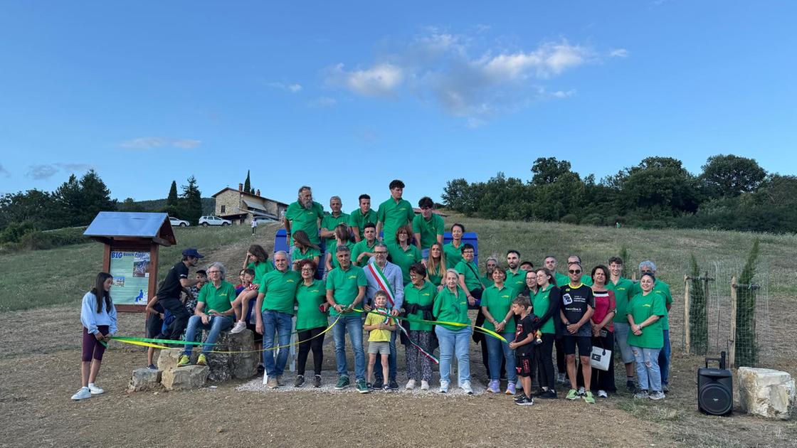https://www.lanazione.it/image-service/view/acePublic/alias/contentid/ZTZlNmY1YjAtNDJlMi00/0/big-bench-lierna.jpeg?f=16:9&w=1200&h=630