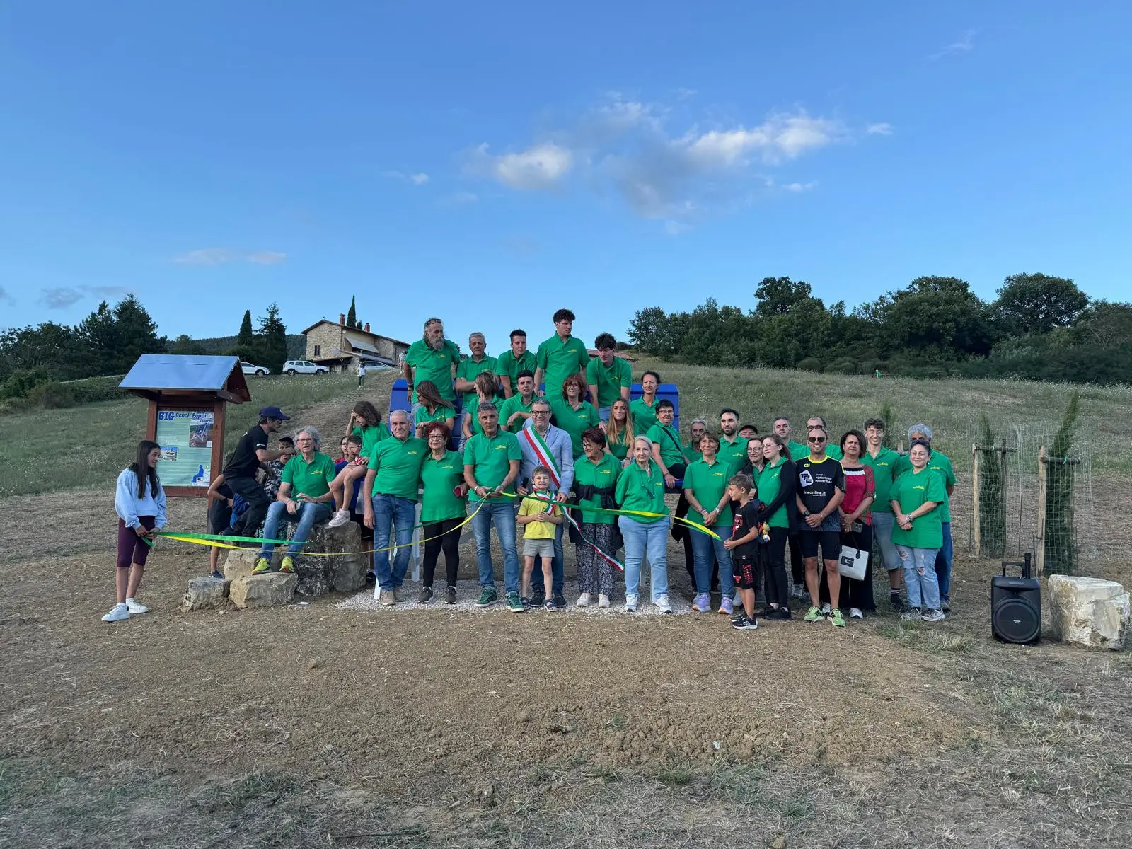 Panchina grande: inaugurata a Lierna di Poppi la panchina numero 431 del circuito internazionale Panchina grande