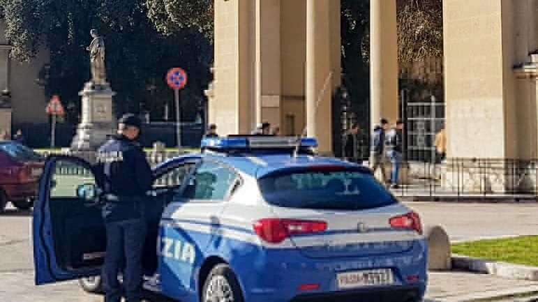 Le indagini della polizia di Foligno. Il giovane avrebbe violato più volte il divieto di avvicinamento alla donna
