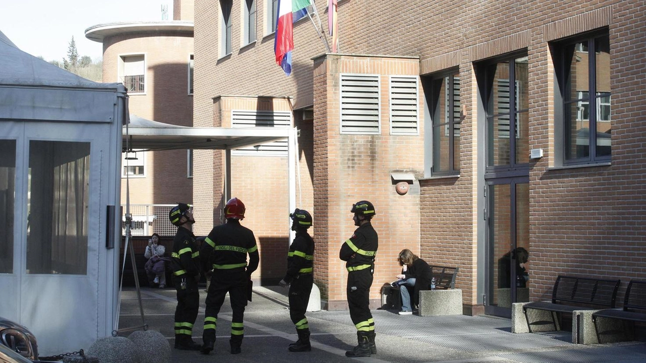 Pompieri all’Università per Stranieri per una verifica che ha avuto esito negativo Pompieri all’Università per Stranieri per una verifica che ha avuto esito negativo